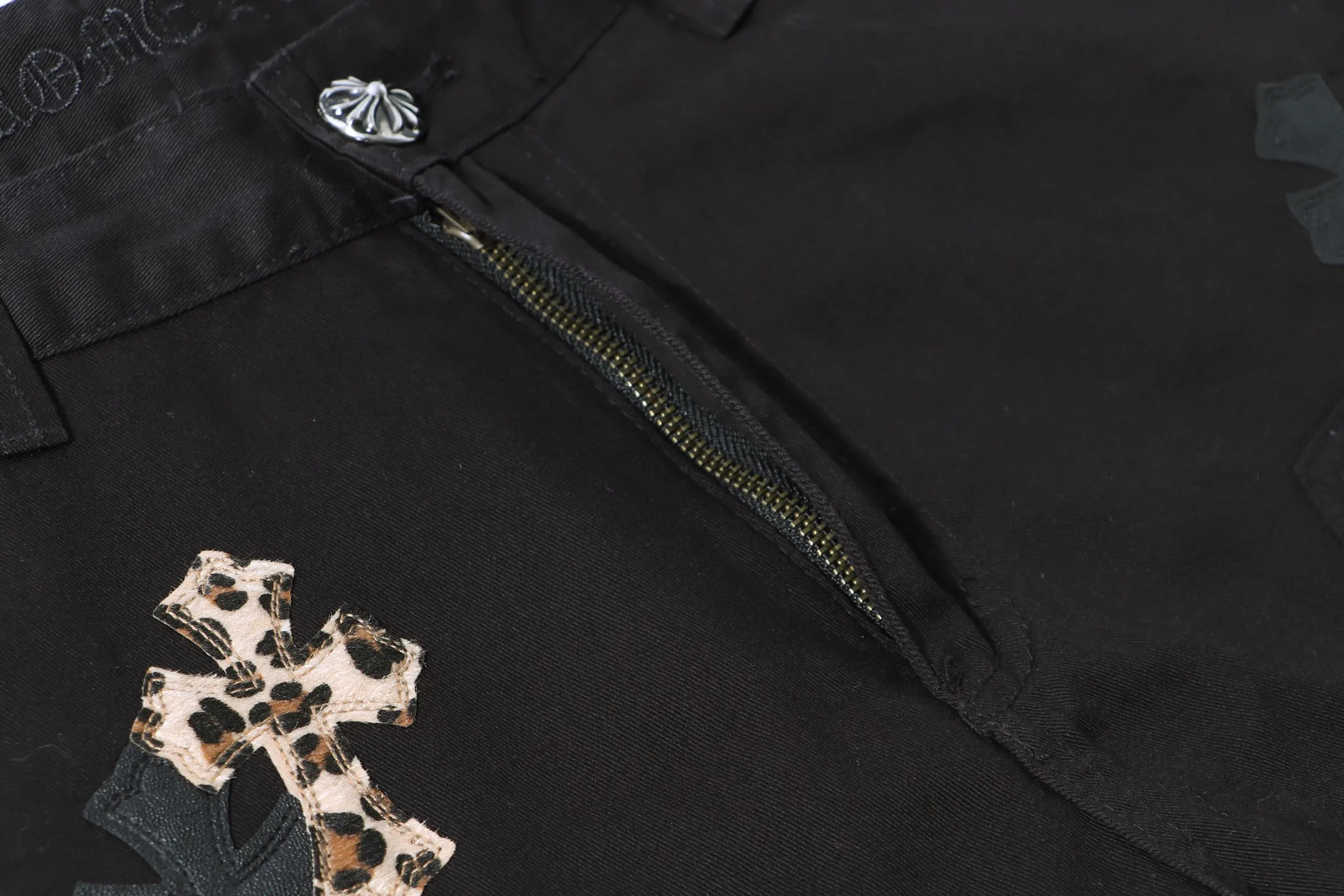 P260 Style No.: H28 Crow Heart & 𝐂𝐡𝐫𝐨𝐦𝐞 𝐇𝐞𝐚𝐫𝐭 ss25 The same black leopard print leather casual button-down logging pants as the star. Styles with different washed textures are very friendly to people with thin legs. The slightly flared version perfectly modifies the leg shape. The timeless and moderate length makes it easy to match and match. It is the basis for various styles and is a must-have in your wardrobe! The fabric is stiff but also makes the upper body soft without losing texture. The washing process is even more perfect. It is a must-have item for everyone! ! ! Washed wheat, hang tag, pants label, three labels complete Color: black Size: 28-30-32-34-36